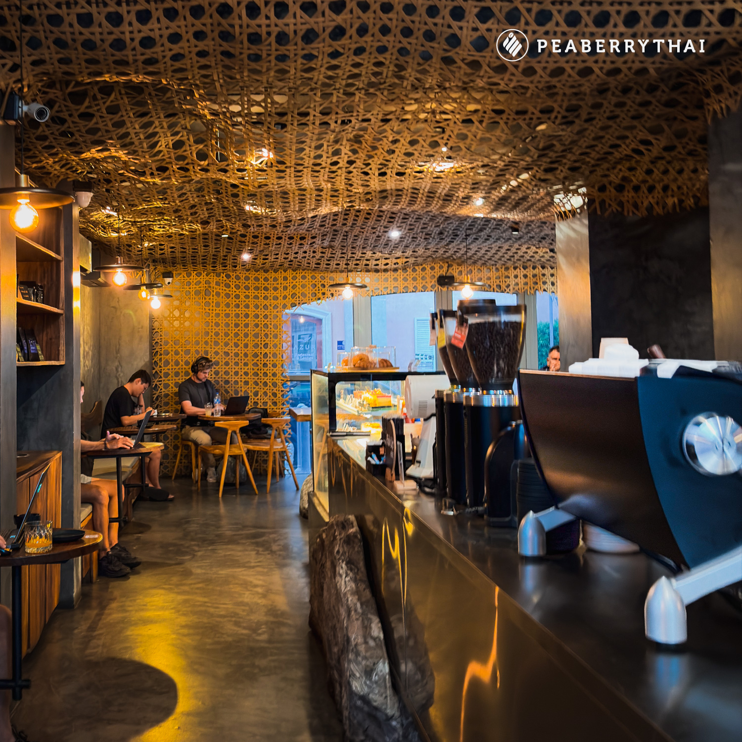บรรยากาศร้านเท่ มีสไตล์ ถ่ายรูปสวยทุกมุม